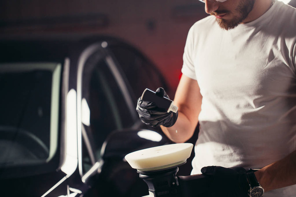 mechanic worker prepare for polishing car by power buffer machine - Foto, immagini