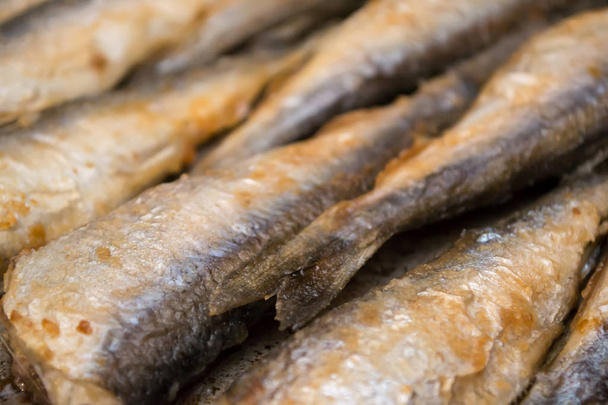 Arenque de pescado frito, Pescado frito en una sartén
 - Foto, imagen