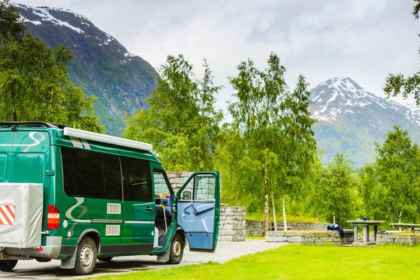 Camper araba Norveç dağlarında - Fotoğraf, Görsel