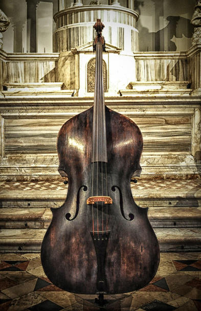 Старая виолончель
 - Фото, изображение