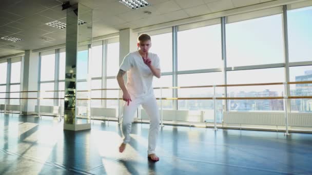 Ökonom in Sportkleidung tanzt und albert vor der Kamera im Fitnessstudio - Filmmaterial, Video