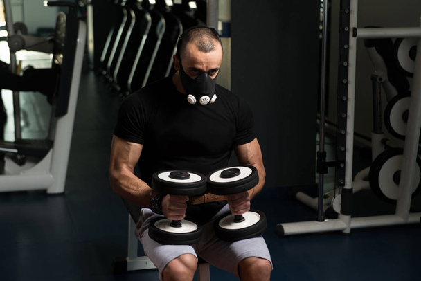 Biceps Exercise With Dumbbells In Elevation Mask - 写真・画像