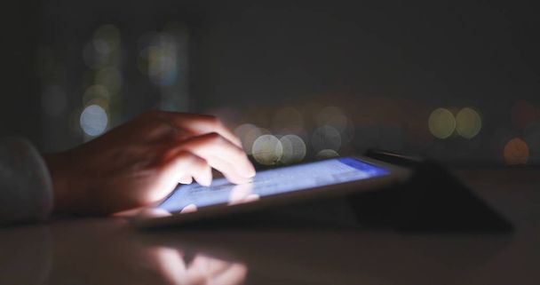 γυναίκα που χρησιμοποιεί υπολογιστή ταμπλέτα τη νύχτα  - Φωτογραφία, εικόνα