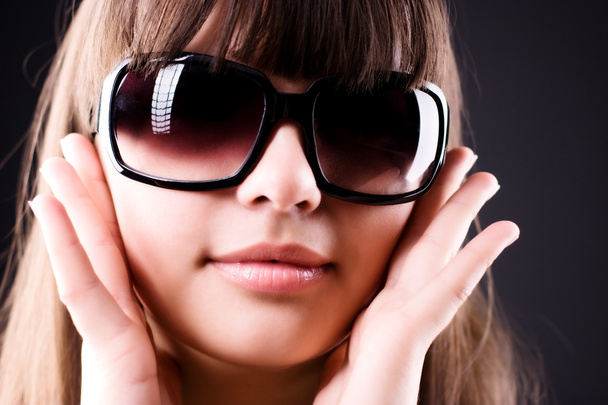 Young woman in sunglasses portrait - Fotoğraf, Görsel