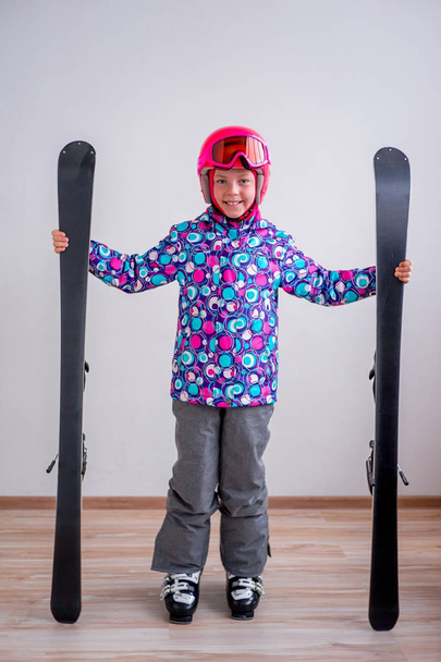Teen girl skiing - Zdjęcie, obraz