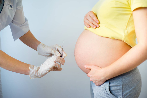 Doctor vaccinating a pregnant woman - Valokuva, kuva