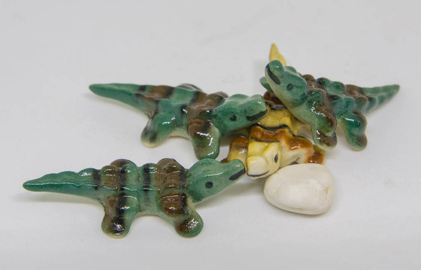 Crocodilos de cerâmica sobre fundo branco
 - Foto, Imagem