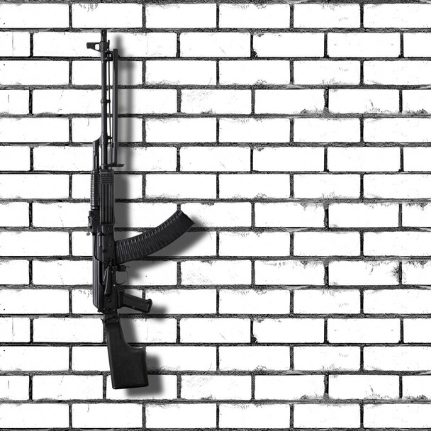Waffe - Sturmgewehr weiße Ziegelwand - Foto, Bild