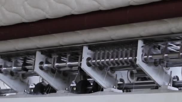 Het plan werkt naaien machine naait weefsel, startknop - Video
