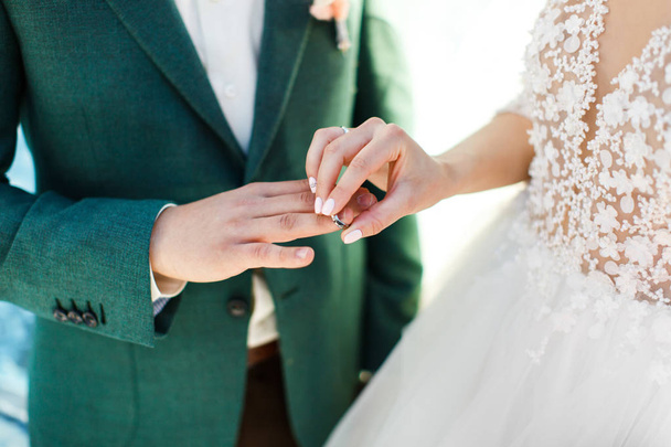 Groom wears ring on bride's finger. Wedding day - Foto, Imagem