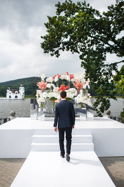 der Bräutigam geht an den Ort der Zeremonie - Foto, Bild