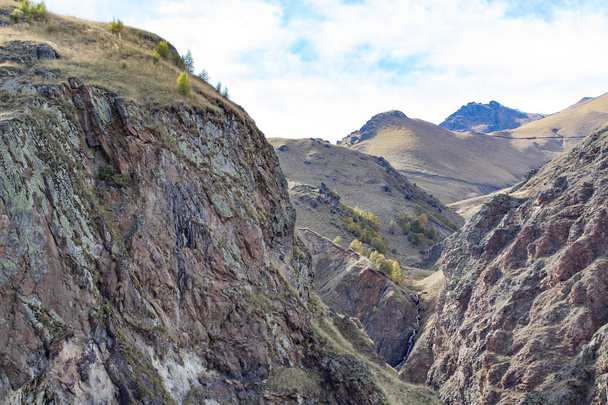 Пейзаж панорама горы Кавказ с осенними холмами дневное время
 - Фото, изображение