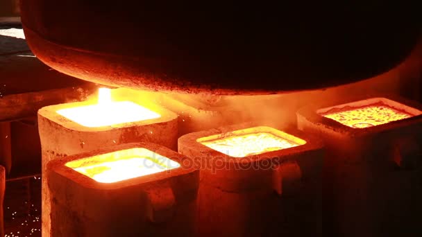 лиття розплавленої сталі та виробництво сталі на металургійних заводах
 - Кадри, відео
