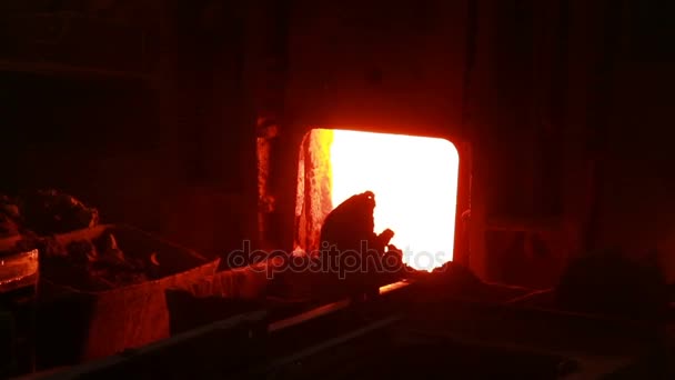 лиття розплавленої сталі та виробництво сталі на металургійних заводах
 - Кадри, відео