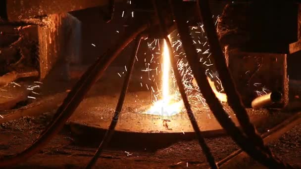 Erimiş çelik döküm ve Metalurji Works'teki haddelenmiş çelik üretimi - Video, Çekim