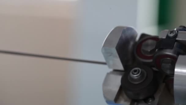 Close-up van polypropyleen kubus snijmachine fabriek matras, bekleding schuim, focus - Video