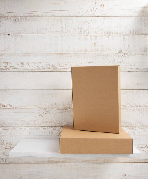 cardboard box on wooden shelf - Foto, Bild