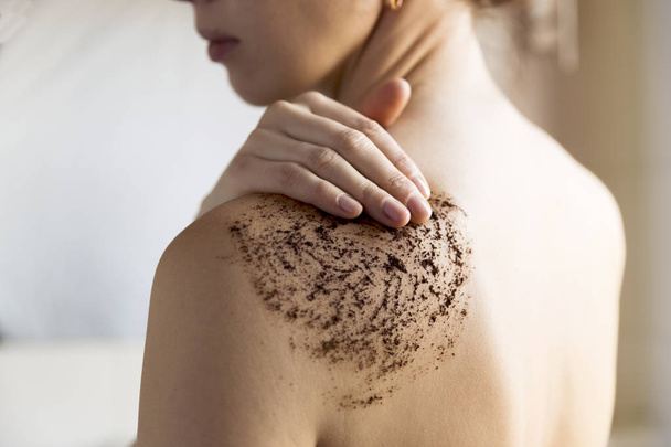 Красота, спа и здоровая концепция кожи - женщина очищает кожу
  - Фото, изображение