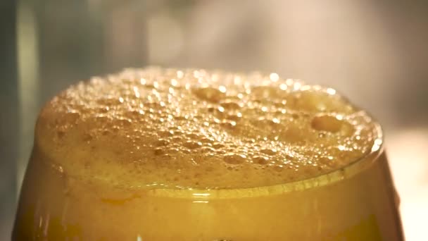 Close-up van amber ale schuim knippen. - Video