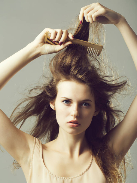 sexy junge hübsche Frau mit Haarbürste - Foto, Bild
