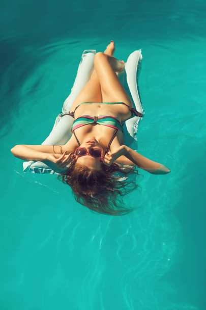 Young girl in swimming pool - Fotó, kép
