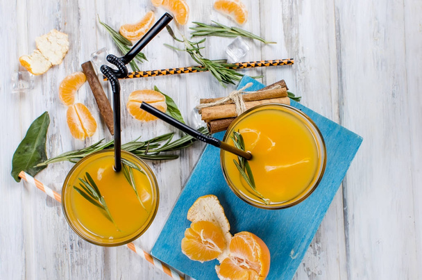 cocktail with tangerines, juice and ice - Foto, Imagem