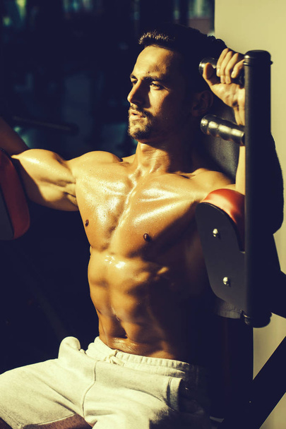 muscular man training in gym - Zdjęcie, obraz