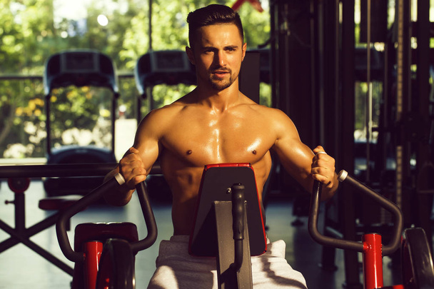 muscular man training in gym - Φωτογραφία, εικόνα
