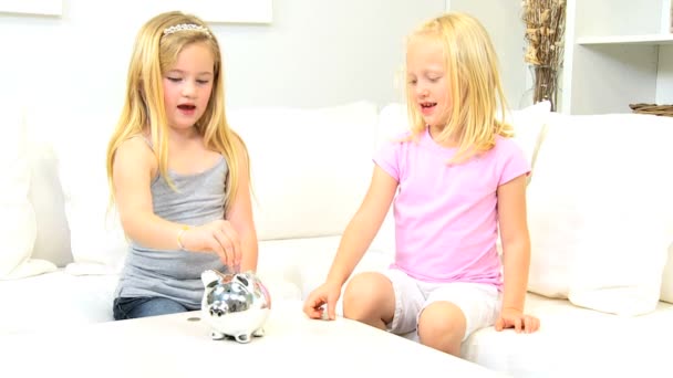 Mignonnes petites filles économisant de l'argent porc
 - Séquence, vidéo
