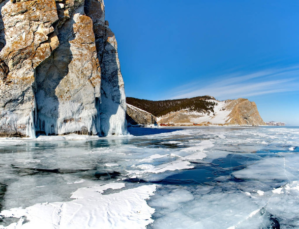 Venäjältä. Itä-Siperiassa. Hämmästyttävä läpinäkyvyys jään järven Baikal puutteen vuoksi lunta ja äärimmäinen kylmä talvella
. - Valokuva, kuva