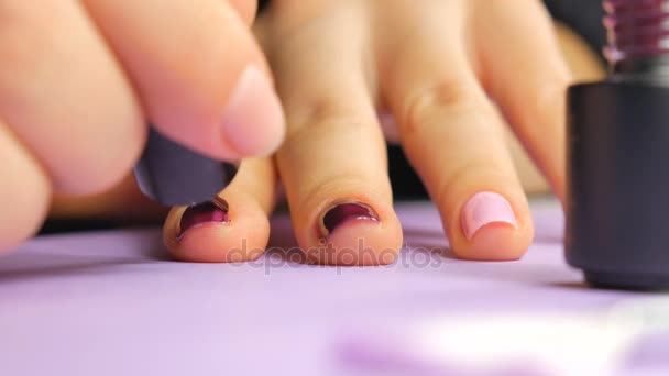 Stap van professionele gel polish manicure close-up beelden. Schoonheid industrie. - Video