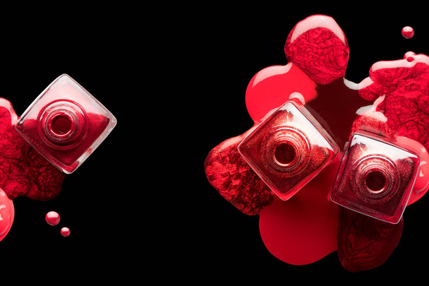 Concepto de uñas y manicura. Esmalte de uñas rojo metálico
 - Foto, Imagen