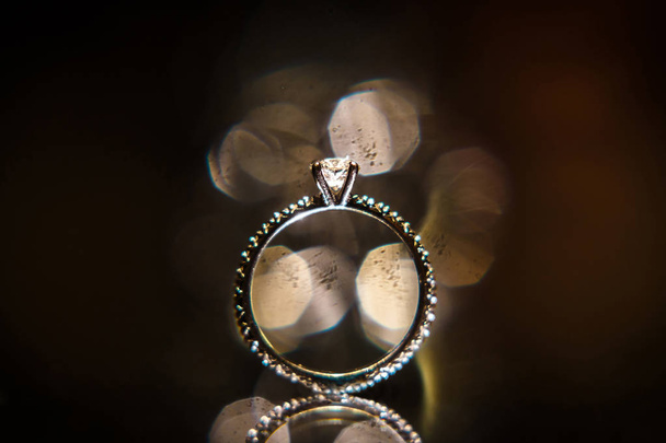 Snubní prsten na odrazném povrchu se zvýrazní - Fotografie, Obrázek