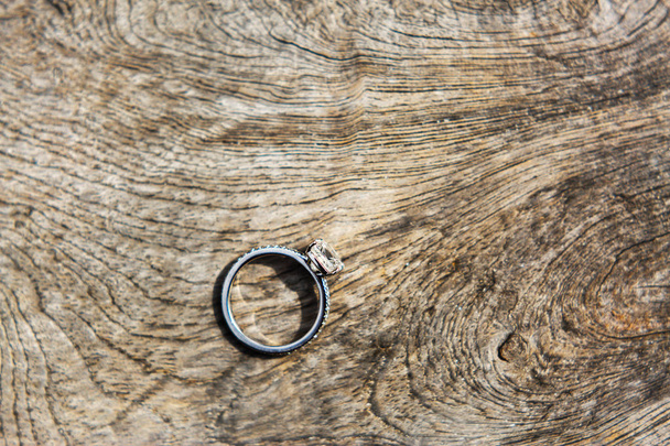 Anel de casamento em um fundo de madeira
 - Foto, Imagem