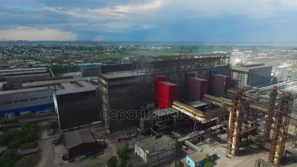 Vlucht over de metallurgische fabriek. - Video