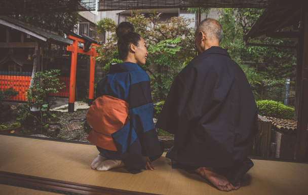 Senior couple lifestyle moments in a traditional japanese house - Foto, Imagen