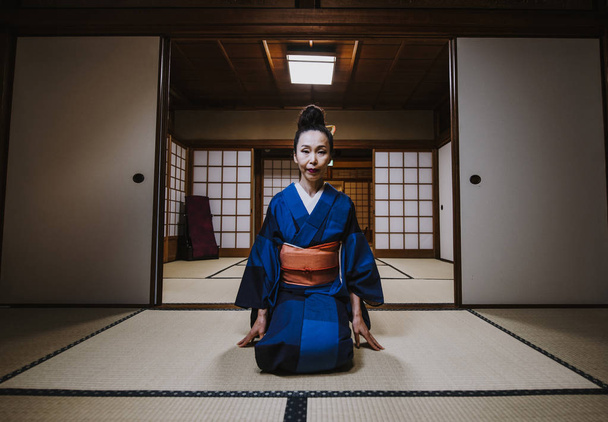 Beautiful japanese woman in a traditional japanese house - Fotó, kép
