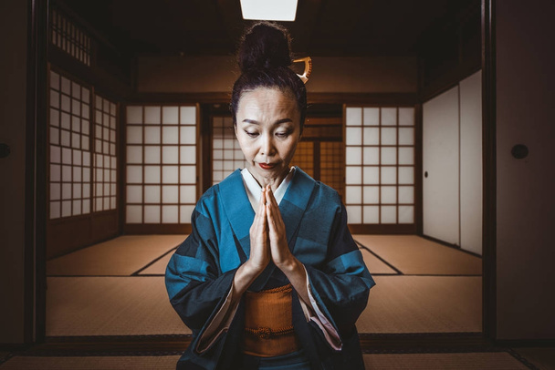 Bela mulher japonesa em uma casa japonesa tradicional
 - Foto, Imagem