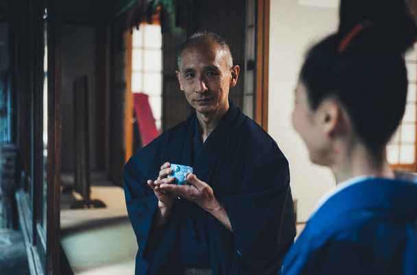 Старша пара моментів способу життя в традиційному японському будинку
 - Фото, зображення