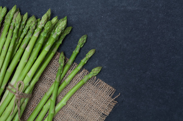 bunch of asparagus over slate  - Foto, afbeelding