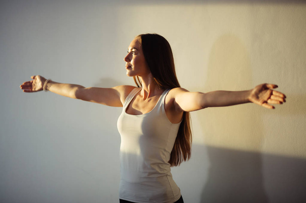 woman outstretching her arms - Zdjęcie, obraz