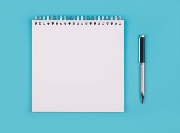 Empty white notepad - Фото, изображение