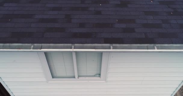 Letecký pohled na střechy inspektor zkoumání domu okapy - Záběry, video