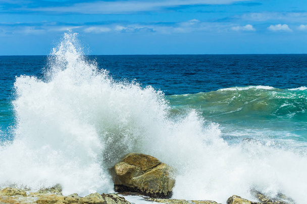 Ocean Waves Crashing Rocks Spray  - Valokuva, kuva
