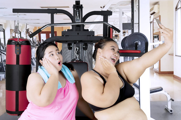 Fat women taking picture in the gym center - Fotografie, Obrázek