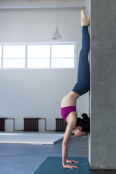 Γιόγκα κορίτσι κάνει handstand με backbend άσκηση στο γυμναστήριο - Φωτογραφία, εικόνα