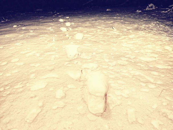 Henkilön etsintä katosi talvimaisemaan. Ihmisen jalanjäljet syvässä lumessa
. - Valokuva, kuva