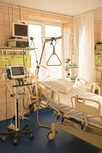 modern medical bed and a special device in the modern hospital o - Zdjęcie, obraz