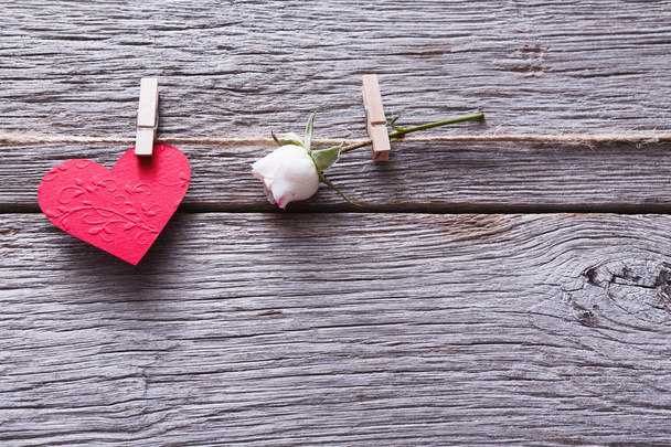 Valentine dag achtergrond, papier hart en roos op hout - Foto, afbeelding