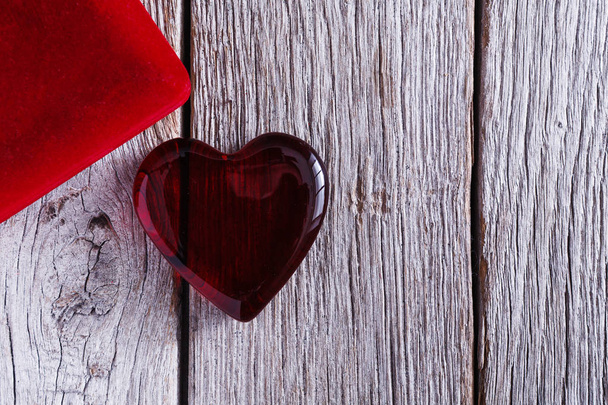 Piros üveg szív, a szürke fa háttér, Valentin nap - Fotó, kép